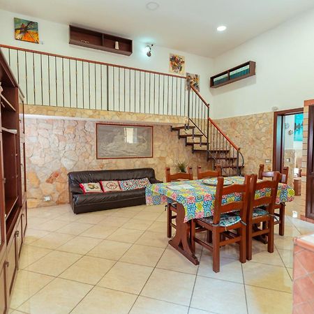 הוילה קטאניה Monserrato House מראה חיצוני תמונה
