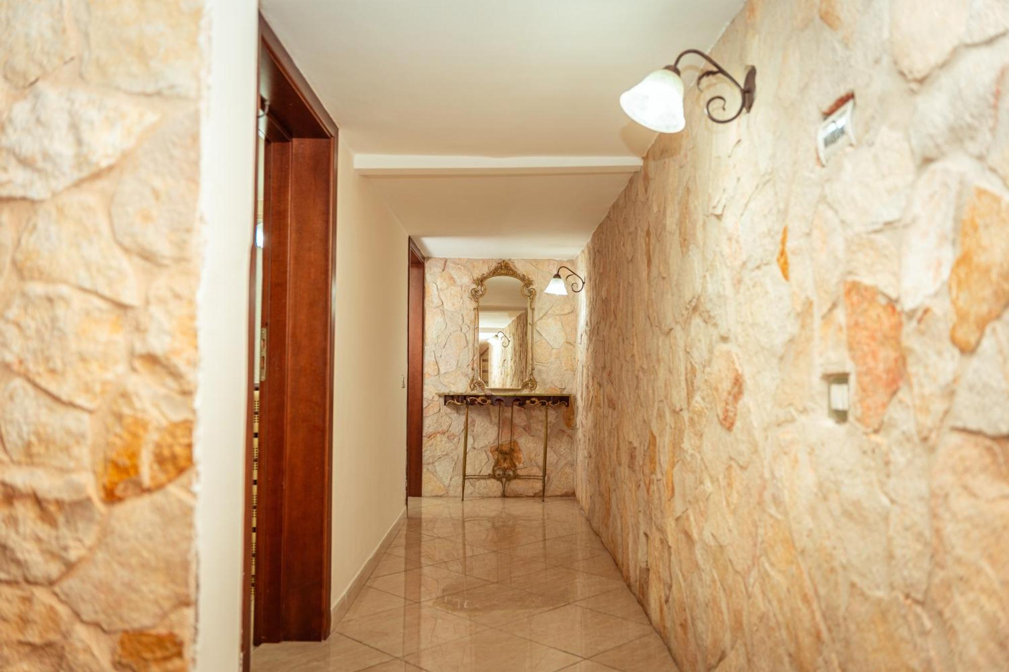 הוילה קטאניה Monserrato House מראה חיצוני תמונה