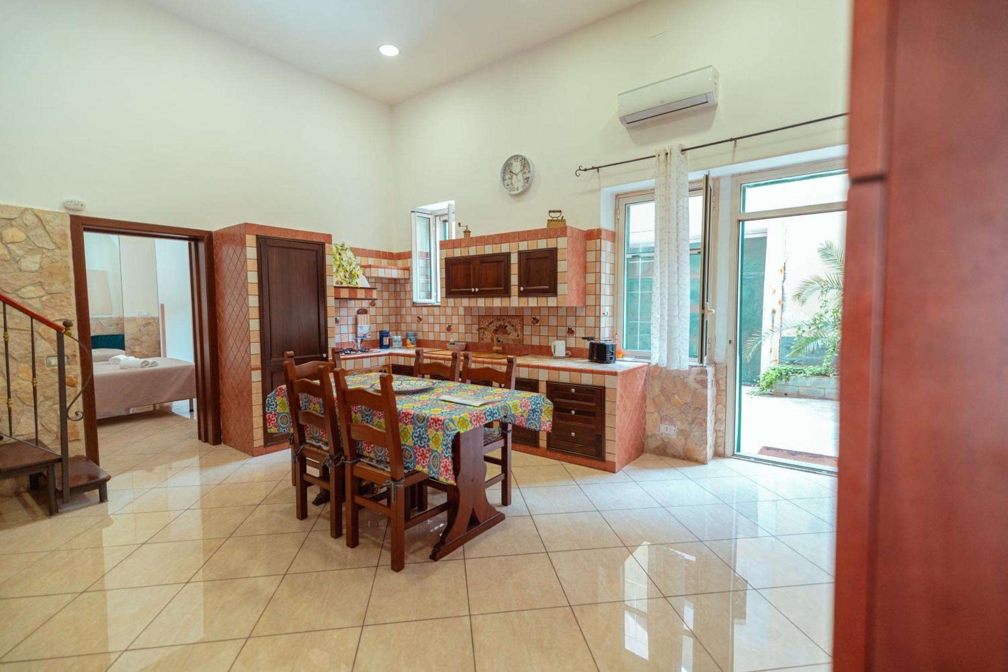 הוילה קטאניה Monserrato House מראה חיצוני תמונה