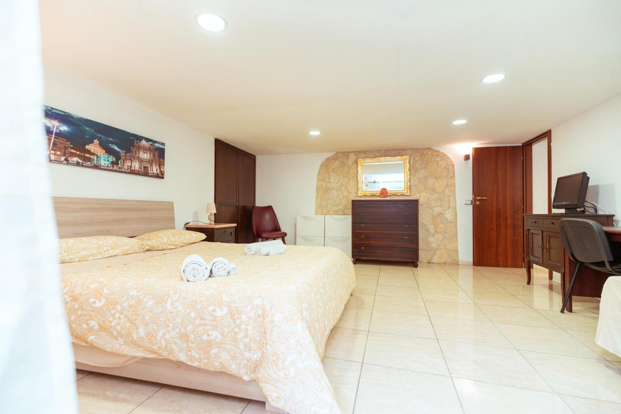 הוילה קטאניה Monserrato House מראה חיצוני תמונה