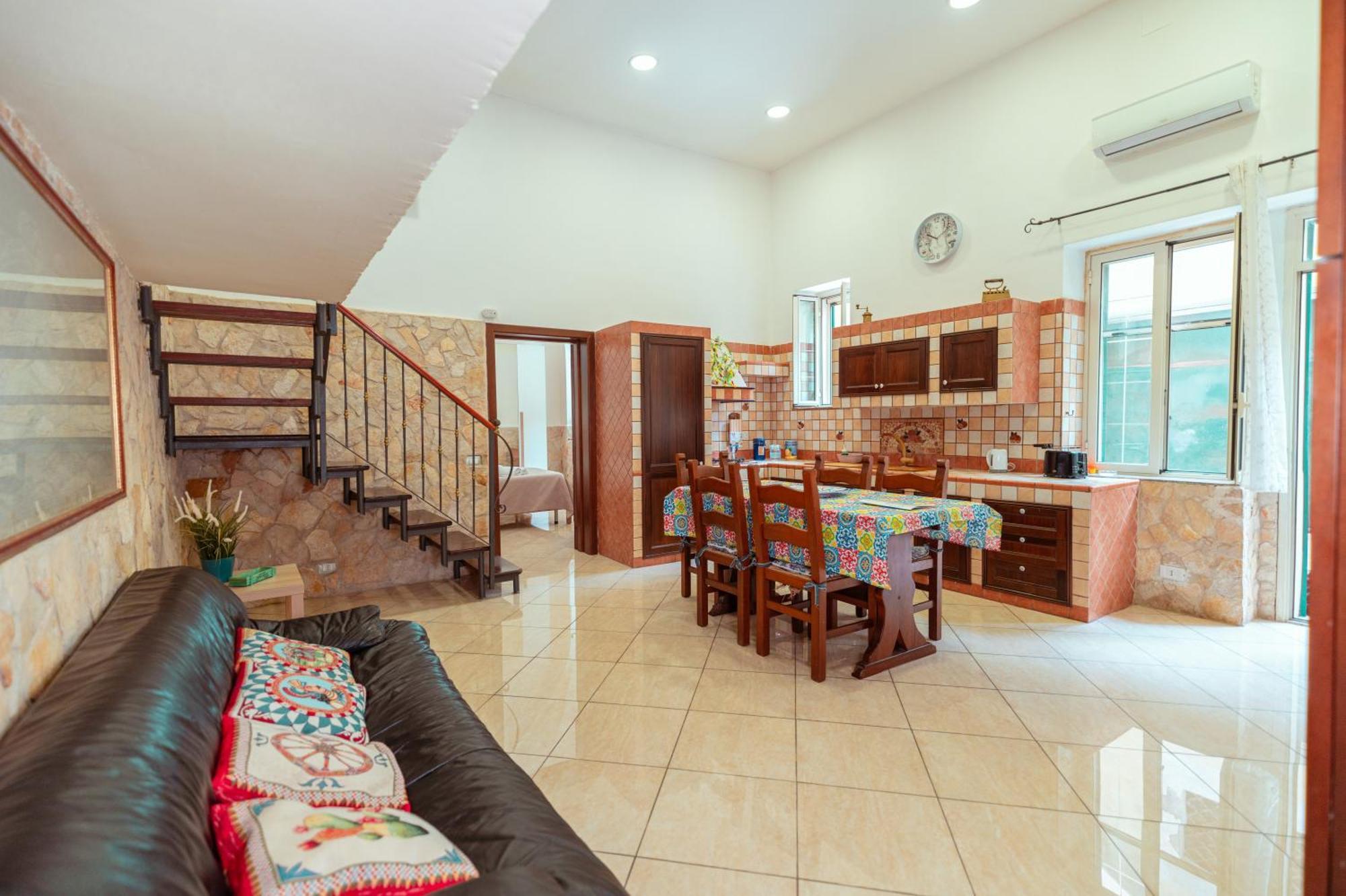 הוילה קטאניה Monserrato House מראה חיצוני תמונה